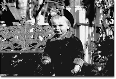 Nina and her buckets ©1999 Rosane Zenha